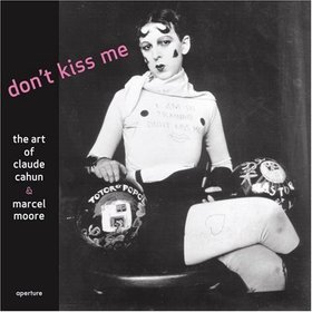 copertina del libro “Don’t Kiss Me: The Art of Claude Cahun And Marcel Moore”