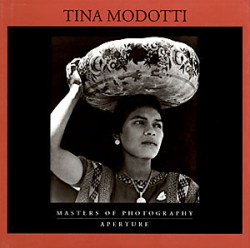 la copertina della monografia di Aperture su “Tina Modotti”