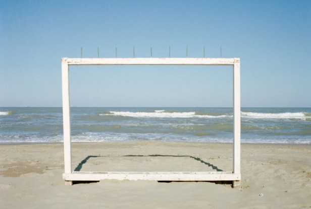 Luigi Ghirri, Marina di Ravenna, 1986. Da: Paesaggio italiano (1980-1992); da: Il profilo delle nuvole (1989) Courtesy Fototeca Biblioteca Panizzi, Reggio Emilia ©Eredi Ghirri 